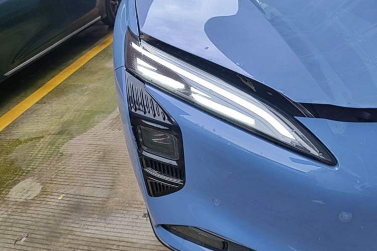 Used Hongqi Tiangong 08 2025 730 Max Rear-Drive Version Right Front Headlight
