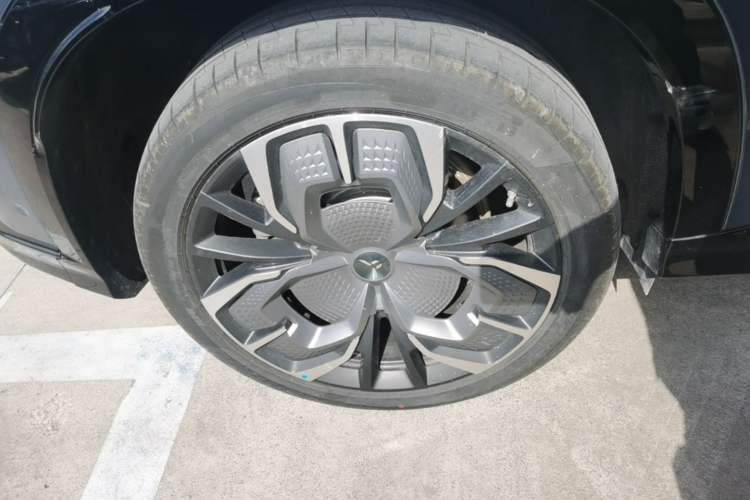 Used Hongqi Tiangong 08 2025 680 All-Wheel Drive Smart Selection Edition Right Rear Wheel Hub