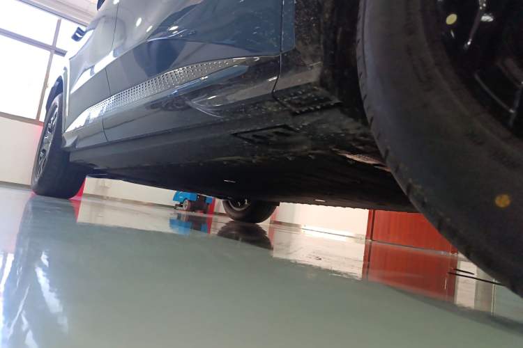 Used Hongqi Tiangong 08 2025 605 Max Rear-Drive Version Right Side Sill