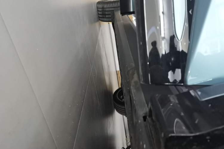 Used Hongqi Tiangong 08 2025 680 Ultra Four-Wheel-Drive Version Right Side Sill