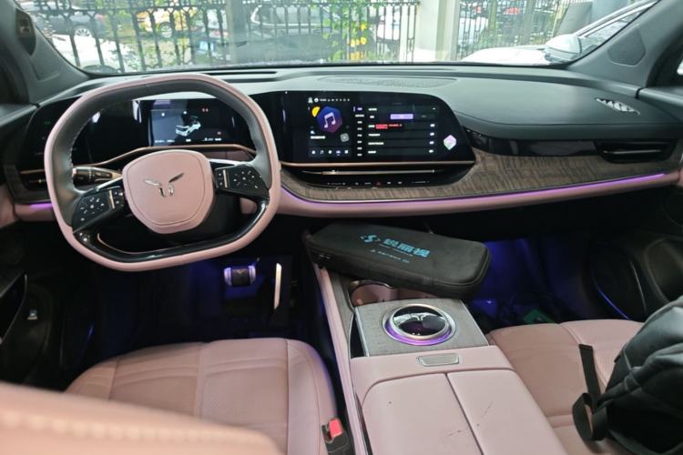 Used Hongqi Tiangong 08 2025 680 Ultra Four-Wheel-Drive Version Center Console