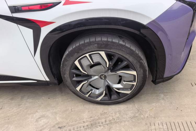 Used Hongqi Tiangong 08 2025 680 Ultra Four-Wheel-Drive Version Right Front Wheel Hub