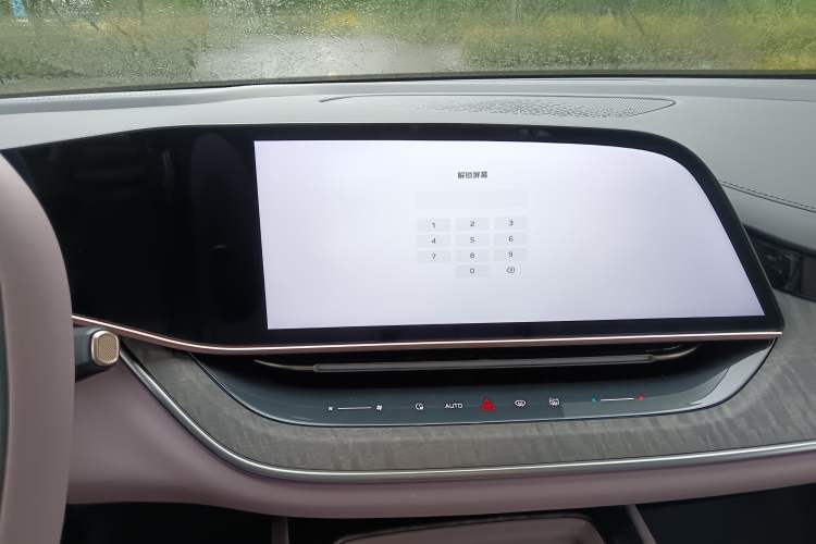 Used Hongqi Tiangong 08 2025 680 Ultra Four-Wheel-Drive Version Audio And AC Panel