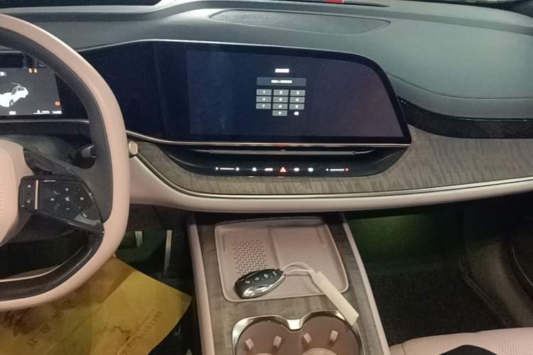 Used Hongqi Tiangong 08 2025 680 Ultra Four-Wheel-Drive Version Audio And AC Panel