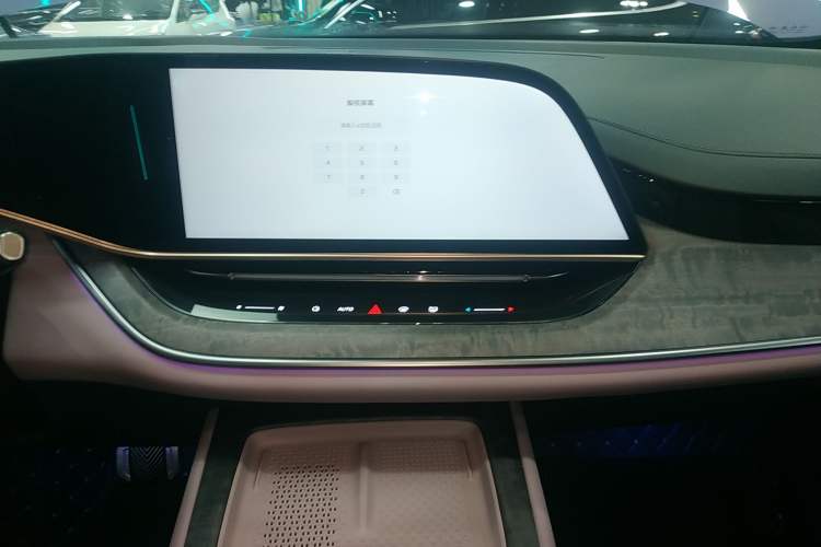 Used Hongqi Tiangong 08 2025 680 Ultra Four-Wheel-Drive Version Audio And AC Panel