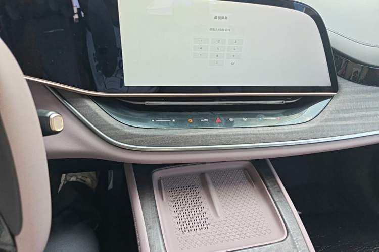 Used Hongqi Tiangong 08 2025 680 Ultra Four-Wheel-Drive Version Audio And AC Panel
