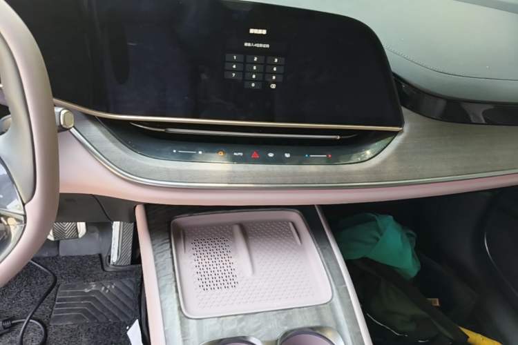 Used Hongqi Tiangong 08 2025 730 Max Rear-Drive Version Audio And AC Panel