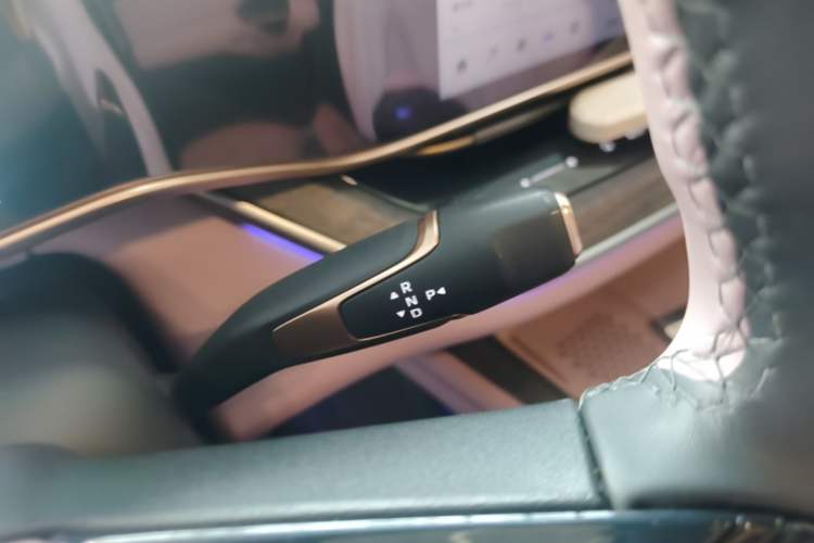 Used Hongqi Tiangong 08 2025 680 Ultra Four-Wheel-Drive Version Audio And AC Panel