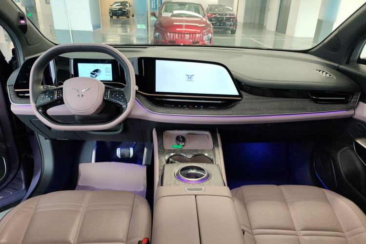 Used Hongqi Tiangong 08 2025 680 Ultra Four-Wheel-Drive Version Center Console