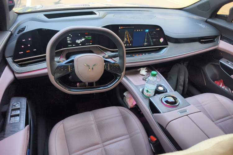 Used Hongqi Tiangong 08 2025 680 Ultra Four-Wheel-Drive Version Center Console