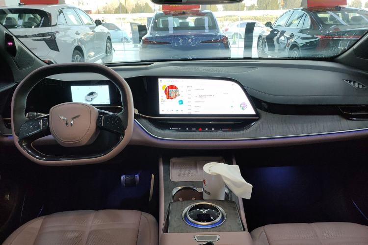 Used Hongqi Tiangong 08 2025 680 Ultra Four-Wheel-Drive Version Center Console