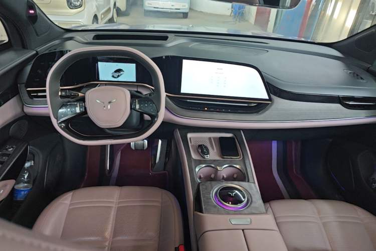 Used Hongqi Tiangong 08 2025 680 Ultra Four-Wheel-Drive Version Center Console