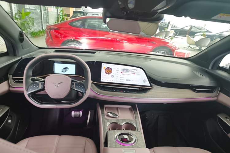 Used Hongqi Tiangong 08 2025 680 Ultra Four-Wheel-Drive Version Center Console