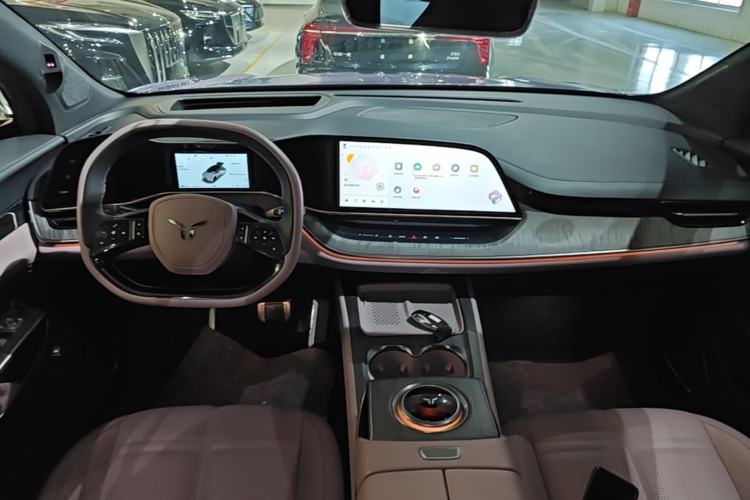 Used Hongqi Tiangong 08 2025 680 Ultra Four-Wheel-Drive Version Center Console