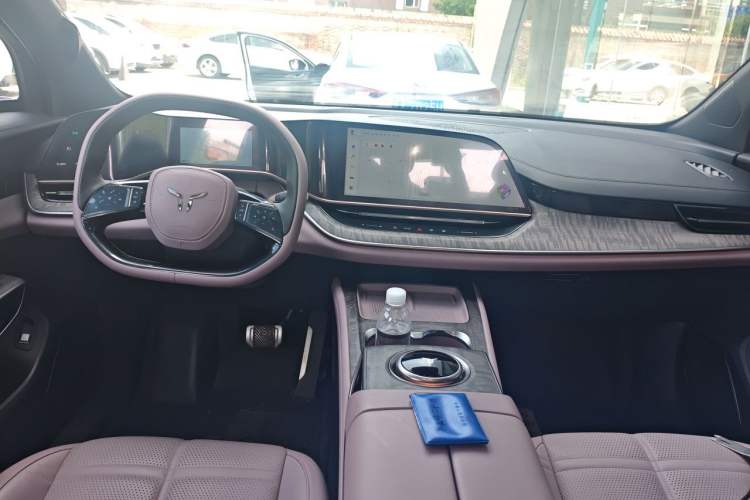 Used Hongqi Tiangong 08 2025 680 Ultra Four-Wheel-Drive Version Center Console