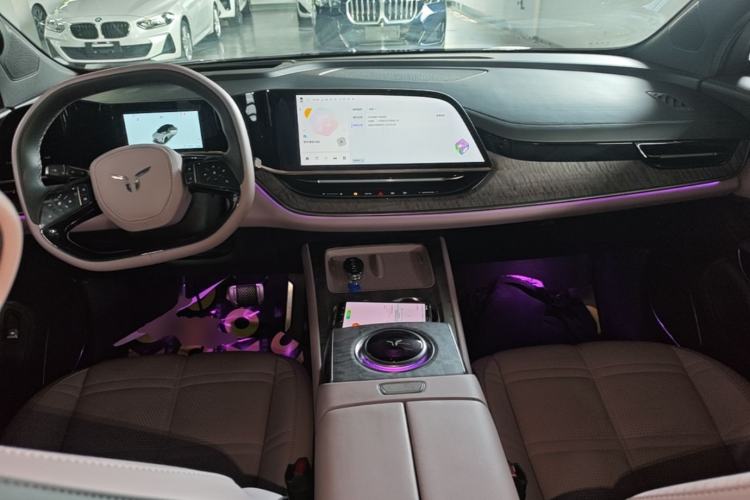 Used Hongqi Tiangong 08 2025 680 Ultra Four-Wheel-Drive Version Center Console