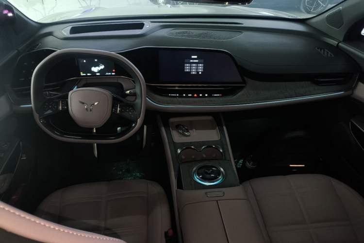 Used Hongqi Tiangong 08 2025 680 Ultra Four-Wheel-Drive Version Center Console