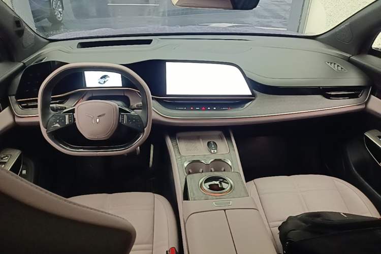 Used Hongqi Tiangong 08 2025 680 Ultra Four-Wheel-Drive Version Center Console