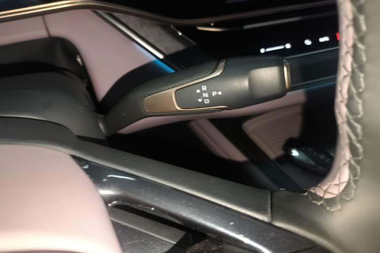 Used Hongqi Tiangong 08 2025 680 Ultra Four-Wheel-Drive Version Gear Lever