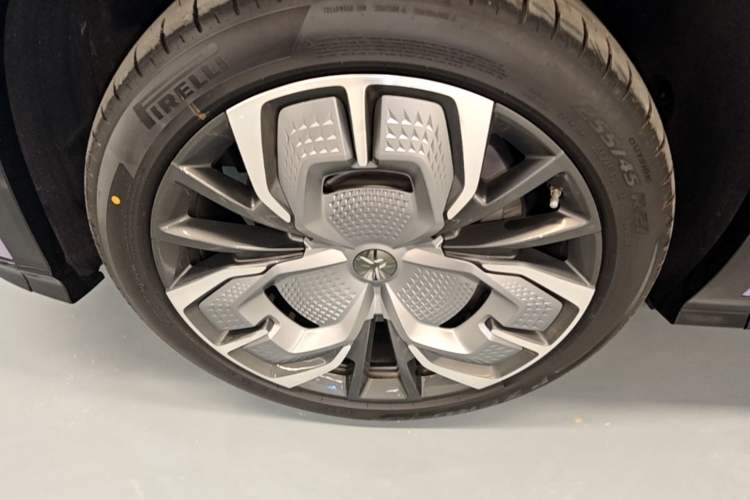 Used Hongqi Tiangong 08 2025 680 Ultra Four-Wheel-Drive Version Left Front Wheel Hub