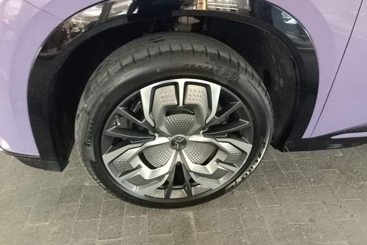 Used Hongqi Tiangong 08 2025 680 Ultra Four-Wheel-Drive Version Left Front Wheel Hub