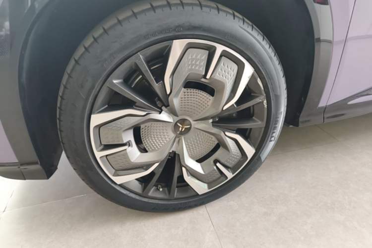 Used Hongqi Tiangong 08 2025 680 Ultra Four-Wheel-Drive Version Left Front Wheel Hub