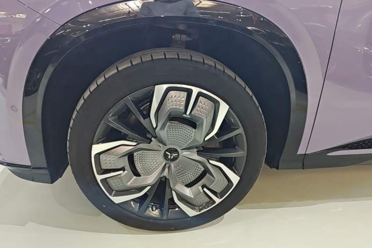 Used Hongqi Tiangong 08 2025 680 Ultra Four-Wheel-Drive Version Left Front Wheel Hub