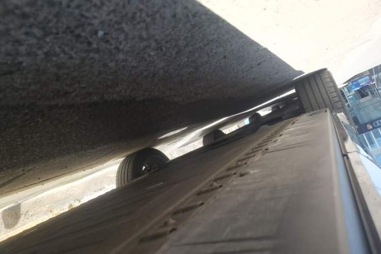 Used Hongqi Tiangong 08 2025 680 Ultra Four-Wheel-Drive Version Left Side Sill