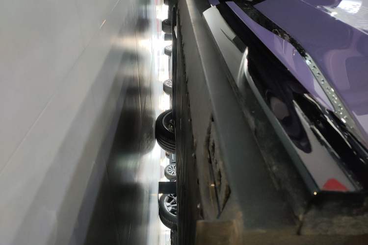 Used Hongqi Tiangong 08 2025 680 Ultra Four-Wheel-Drive Version Left Side Sill
