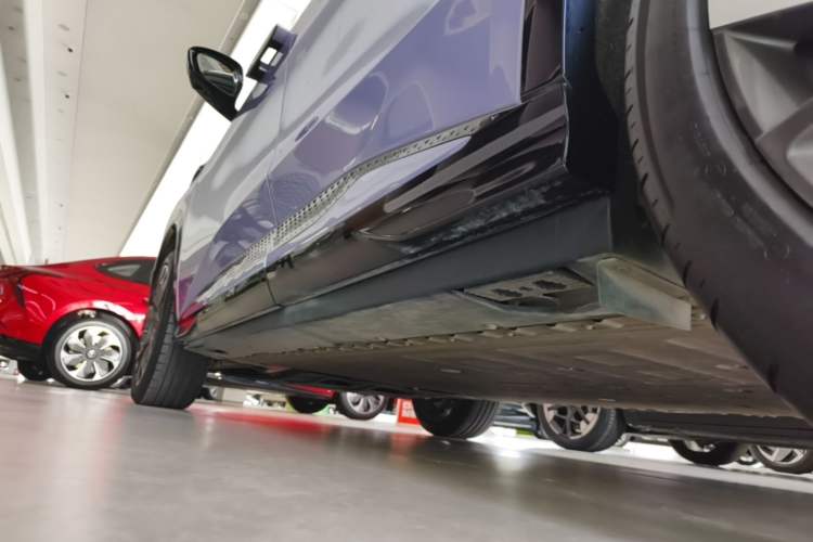 Used Hongqi Tiangong 08 2025 680 Ultra Four-Wheel-Drive Version Left Side Sill