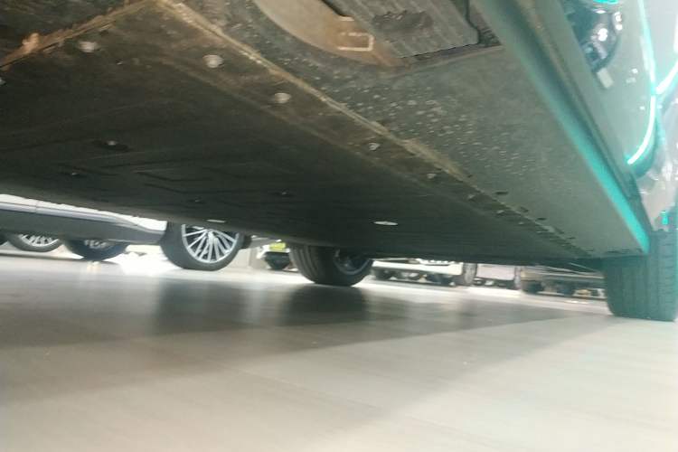 Used Hongqi Tiangong 08 2025 680 Ultra Four-Wheel-Drive Version Left Side Sill