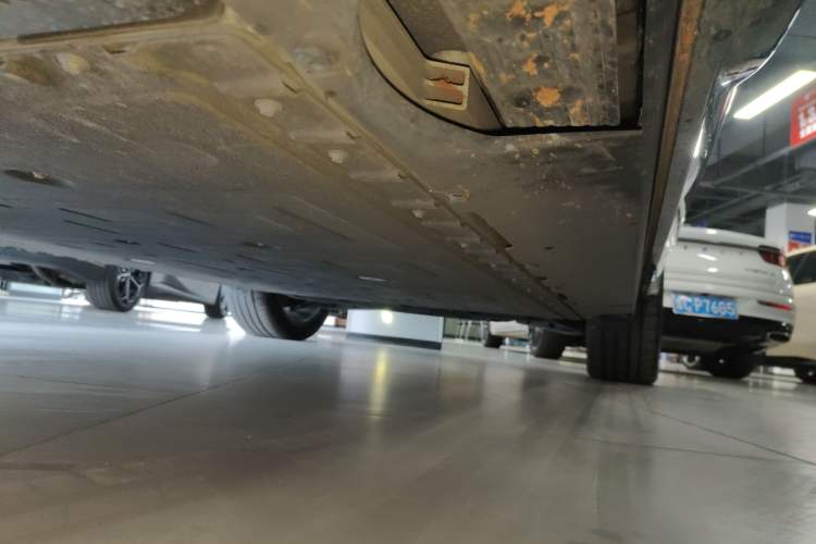 Used Hongqi Tiangong 08 2025 680 Ultra Four-Wheel-Drive Version Left Side Sill