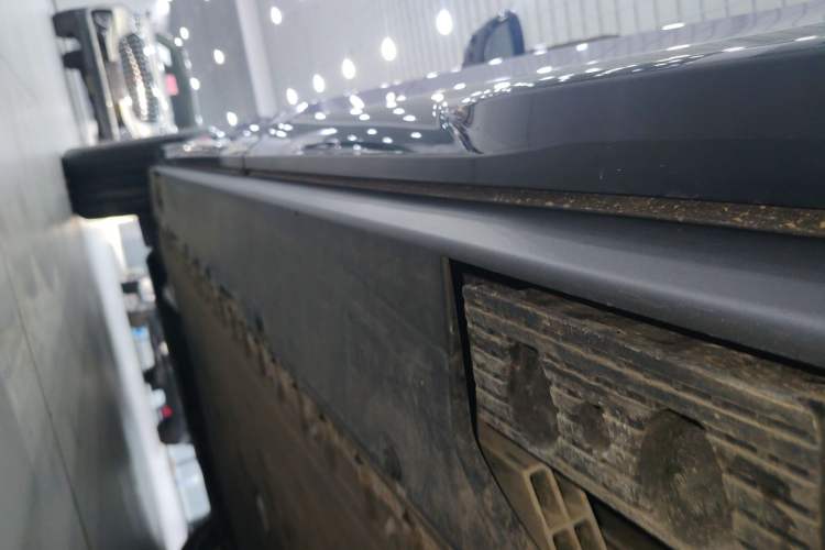 Used Hongqi Tiangong 08 2025 680 Ultra Four-Wheel-Drive Version Left Side Sill