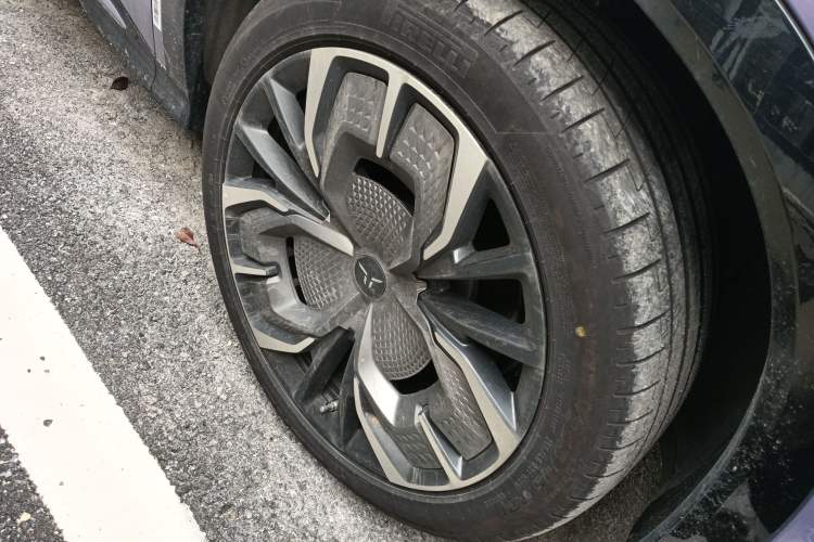 Used Hongqi Tiangong 08 2025 680 Ultra Four-Wheel-Drive Version Right Front Wheel Hub