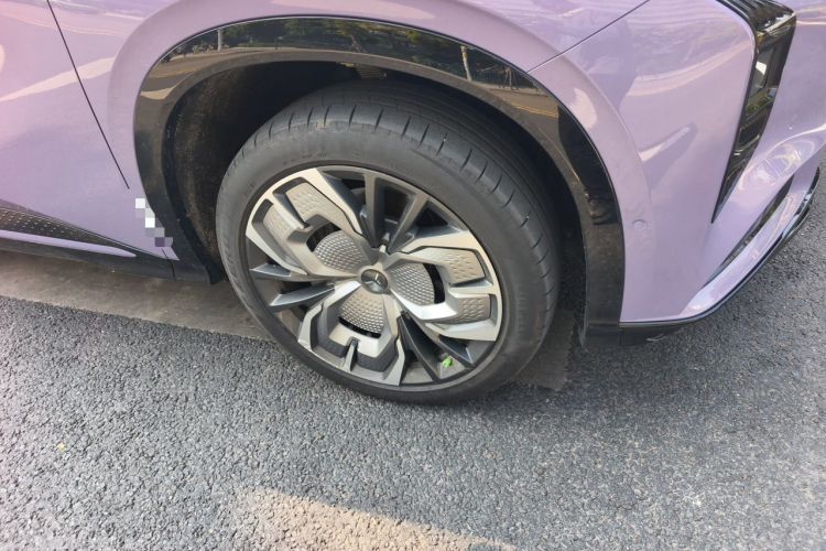 Used Hongqi Tiangong 08 2025 680 Ultra Four-Wheel-Drive Version Right Front Wheel Hub
