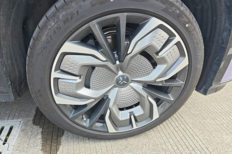 Used Hongqi Tiangong 08 2025 680 Ultra Four-Wheel-Drive Version Right Front Wheel Hub