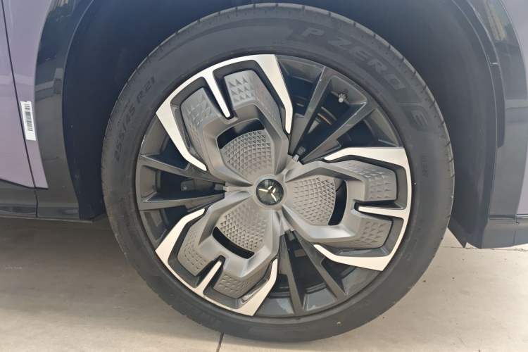 Used Hongqi Tiangong 08 2025 680 Ultra Four-Wheel-Drive Version Right Front Wheel Hub