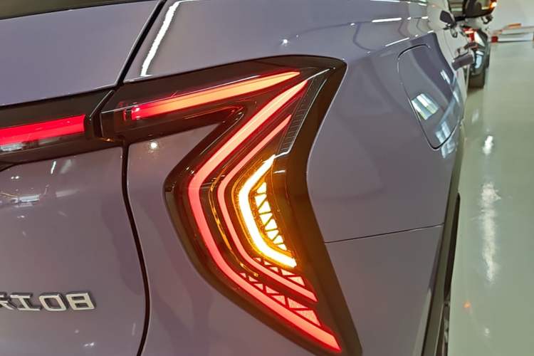 Used Hongqi Tiangong 08 2025 680 Ultra Four-Wheel-Drive Version Right Rear Taillight
