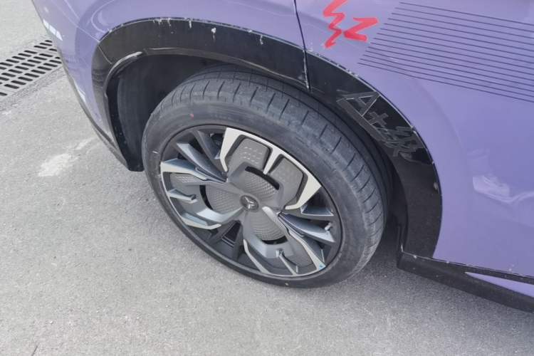 Used Hongqi Tiangong 08 2025 680 Ultra Four-Wheel-Drive Version Right Rear Wheel Hub