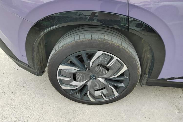 Used Hongqi Tiangong 08 2025 680 Ultra Four-Wheel-Drive Version Right Rear Wheel Hub
