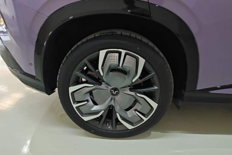 Used Hongqi Tiangong 08 2025 680 Ultra Four-Wheel-Drive Version Right Rear Wheel Hub