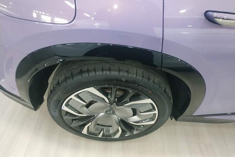 Used Hongqi Tiangong 08 2025 680 Ultra Four-Wheel-Drive Version Right Rear Wheel Hub