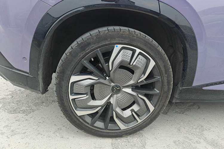 Used Hongqi Tiangong 08 2025 680 Ultra Four-Wheel-Drive Version Right Rear Wheel Hub
