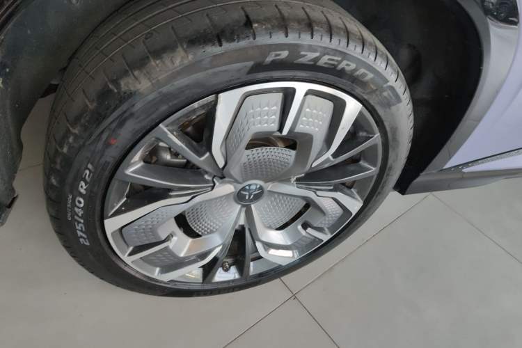 Used Hongqi Tiangong 08 2025 680 Ultra Four-Wheel-Drive Version Right Rear Wheel Hub