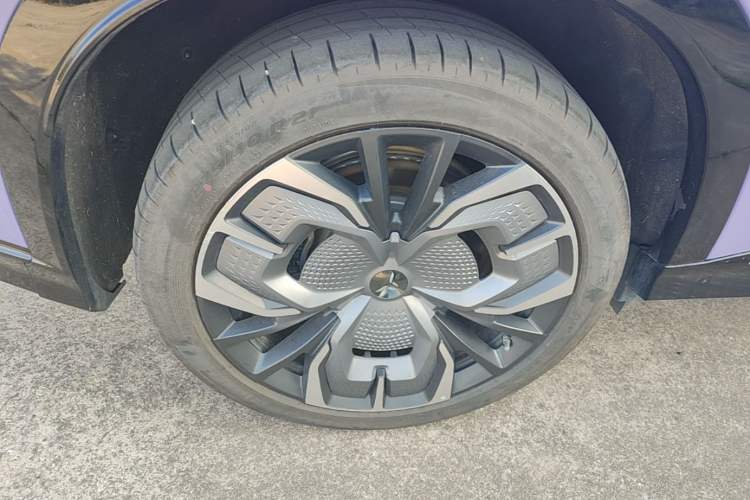 Used Hongqi Tiangong 08 2025 680 Ultra Four-Wheel-Drive Version Right Rear Wheel Hub