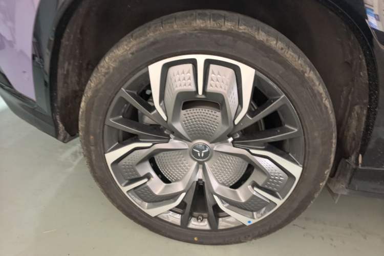 Used Hongqi Tiangong 08 2025 680 Ultra Four-Wheel-Drive Version Right Rear Wheel Hub