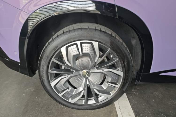 Used Hongqi Tiangong 08 2025 680 Ultra Four-Wheel-Drive Version Right Rear Wheel Hub