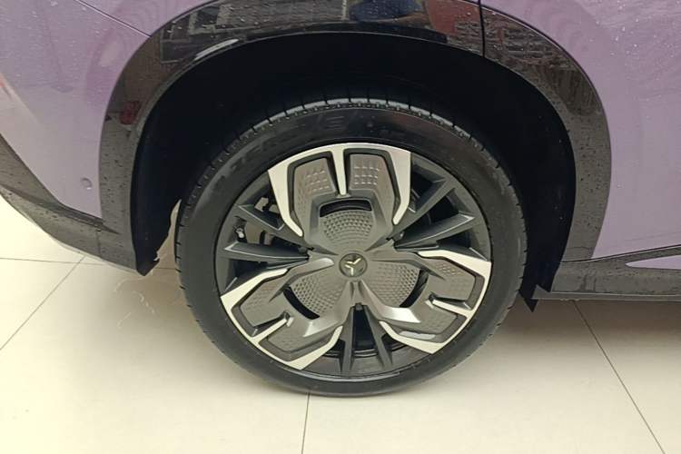 Used Hongqi Tiangong 08 2025 680 Ultra Four-Wheel-Drive Version Right Rear Wheel Hub