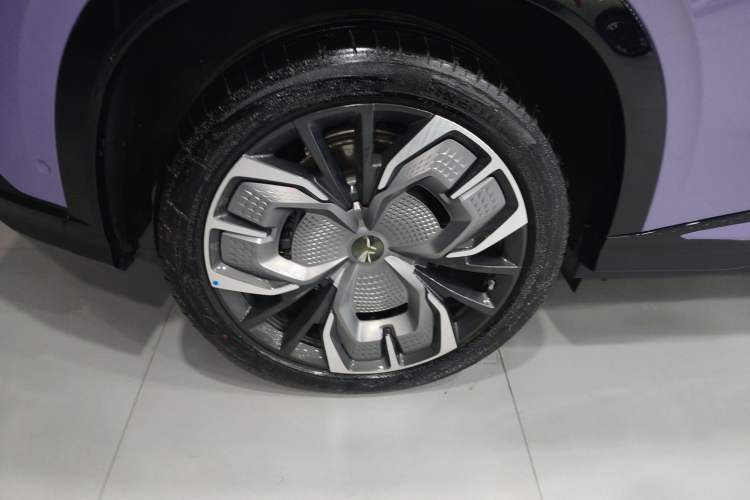 Used Hongqi Tiangong 08 2025 680 Ultra Four-Wheel-Drive Version Right Rear Wheel Hub