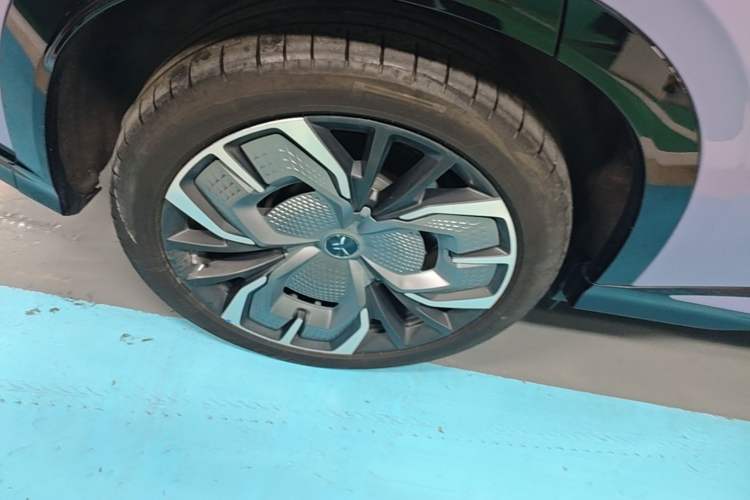 Used Hongqi Tiangong 08 2025 680 Ultra Four-Wheel-Drive Version Right Rear Wheel Hub